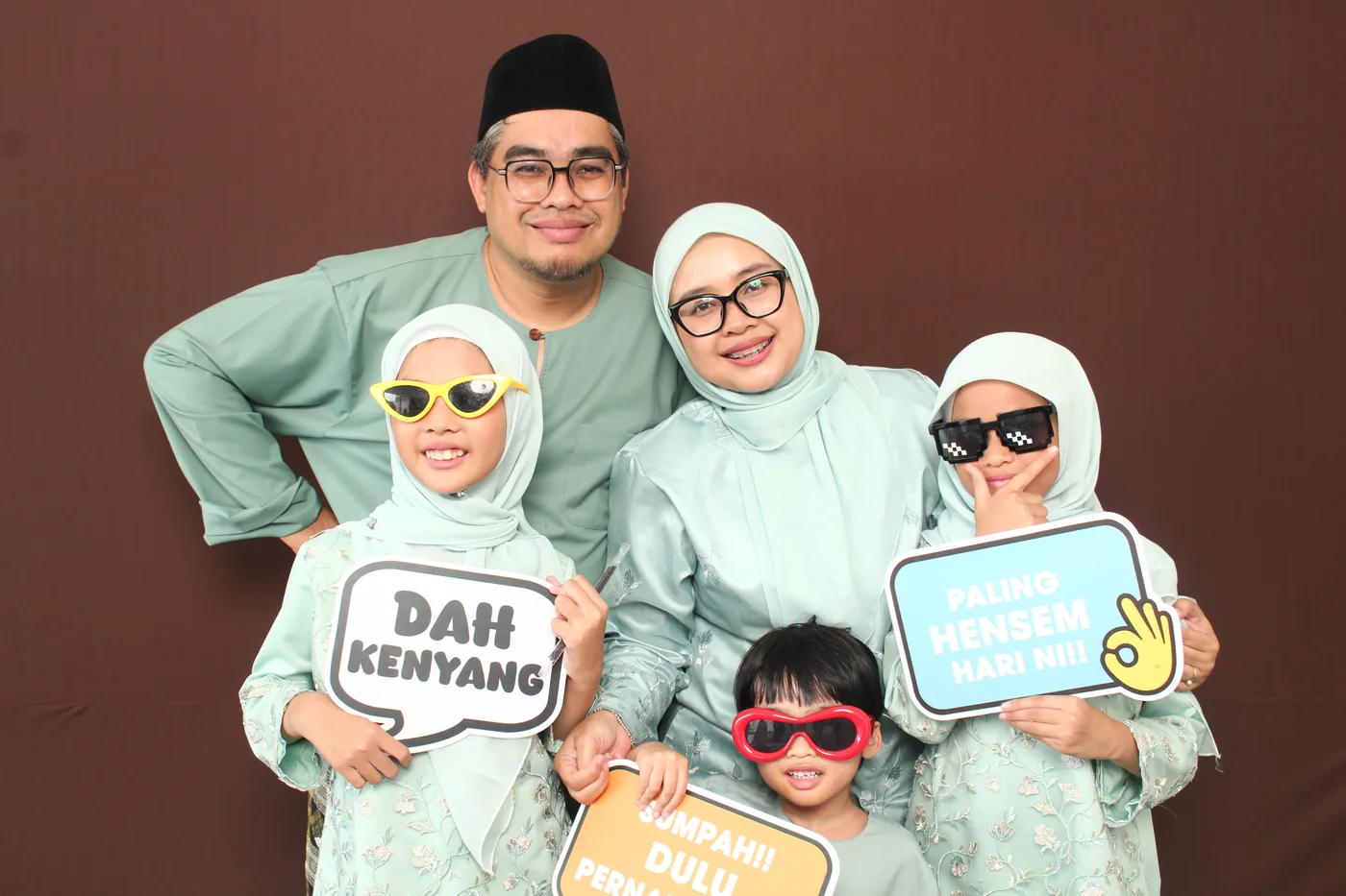 Family bergambar dengan props photobooth KotakFlash